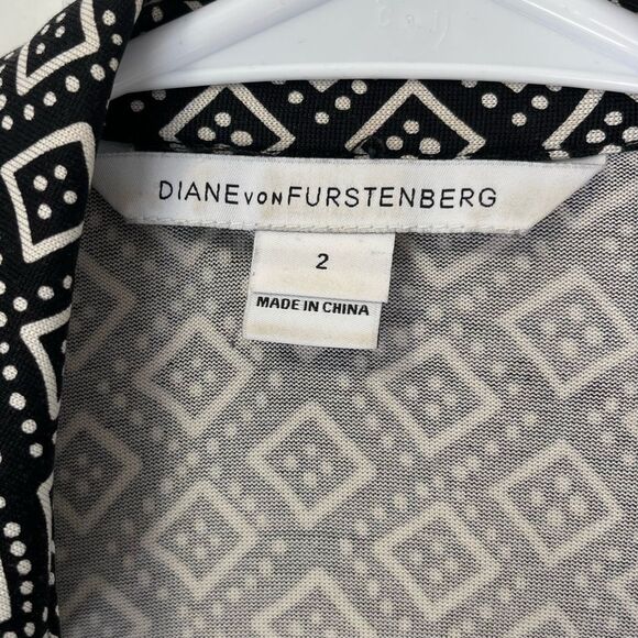 DVF Silk Gemoetric black and white  Jeanne wrap dress size 2